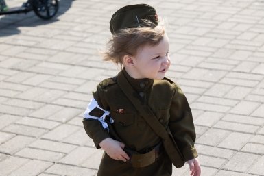 В гимнастерках и с песней: в Иркутске с размахом прошли торжества в честь 9 Мая