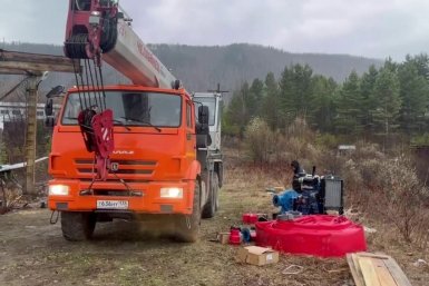 В Бодайбо завершают монтаж временной насосной станции после аварии