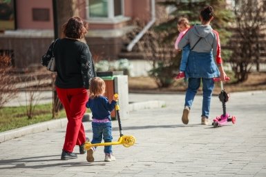 Не пособие, а полноценная зарплата: сколько "зарабатывают" мамы в разных регионах
