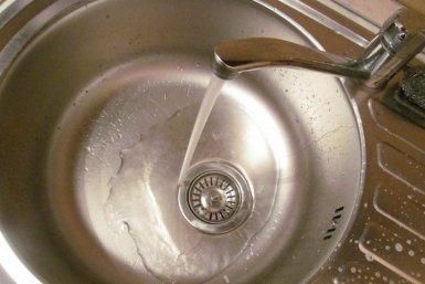 Берем растительное масло и заливаем в раковину: эффект удивит - лайфхак от сантехника