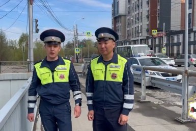 В Иркутске на виадуке госавтоинспекторы спасли мужчину от необдуманного поступка Пресс-служба ГУ МВД России по региону