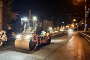 На улице Лермонтова в Иркутске ведут укладку нового асфальта