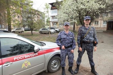 Росгвардейцы оповестили жителей горящего дома в Шелехове об опасности пресс-служба Управления Росгвардии по региону