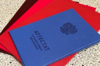 Школьники требуют выпускной бонус: 100 тысяч за аттестат