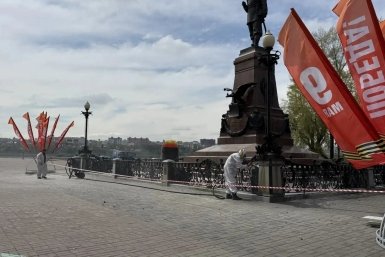 В Иркутске начали ремонт ограждения у памятника Александру III