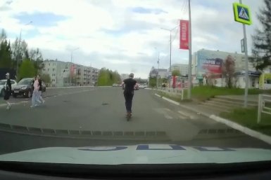 Сотрудники ДПС в Усть-Илимске поймали малолетнего водителя самоката за нарушение ПДД