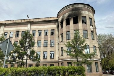 Зияющие окна здания Иргиредмета выглядят жутко после пожара
