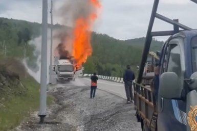 Опрокинулся и загорелся: стали известны подробности возгорания грузовика в районе Култука
