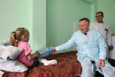 Игорь Кобзев поздравил маленьких пациентов больниц Иркутска с Днем защиты детей правительство Иркутской области