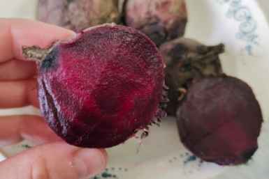 1 ст. ложка в кастрюлю – и через 7 минут свекла готова: яркая, вкусная и без возни