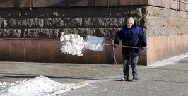Уборка выпавшего снега Мария Оленникова, IrkutskMedia