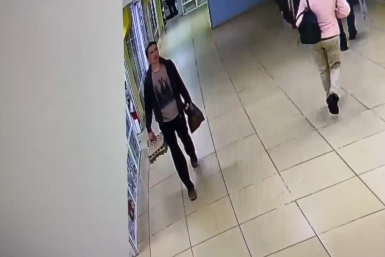 Разыскивает полиция: в Иркутске мужчина мог расплатиться за покупки чужой картой