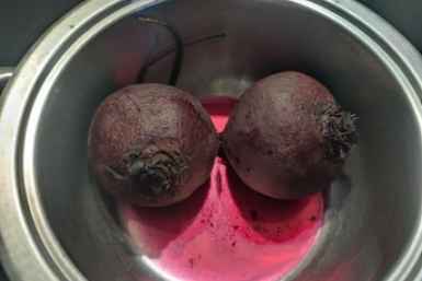 1 ложка в воду - и вкуснейшая свекла готова: как сварить овощи за 7 минут