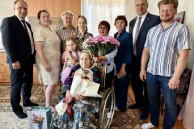 Несмотря на тяжёлую работу в сельском хозяйстве, женщина всегда принимала активное участие в общественной жизни соцсети Александра Дубровина