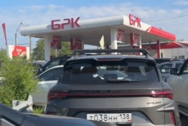 Длинная очередь встала на заправку "БРК" на Лермонтова в Иркутске утром 29 июня
