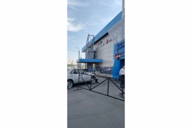 Иномарка влетела во входную группу одного из ТЦ в Иркутске