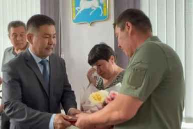 Семьям четырех погибших бойцов СВО передали ордена Мужества в Эхирит-Булагатском районе