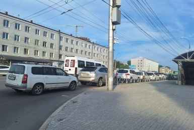 Водители продолжают стоять в очередях на АЗС на Байкальской в Иркутске