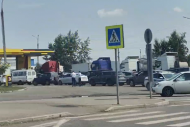 Очередь на АЗС "Роснефть" на Трактовой в Иркутске минимальна - очевидцы