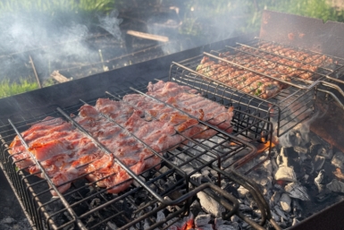 Угли в мангал не сыплю – жарю шашлык иначе: мясо больше не пригорает, сочное и ароматное