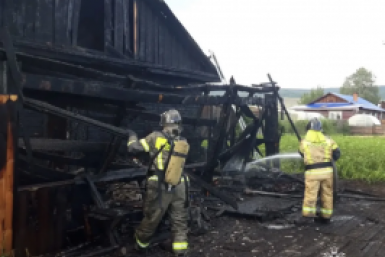 Пожарные спасли мать с двумя детьми из горящего дома в Качуге