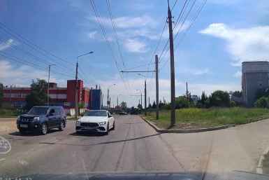 &quotИркутский_автохам&quot: встречка, &quotшашки&quot и парковка на особом месте Скриншот из видео тг-канала (18+) ДТП38