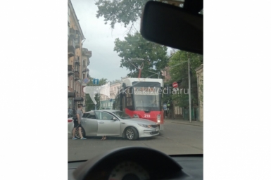 Трамвай с новым кузовом столкнулся с легковушкой в центре Иркутска