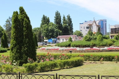 г.Горячий Ключ (Краснодарский край), зелень, улица,благоустройство, клумбы, цветы, курорт Людмила Лата, ИА KrasnodarMedia