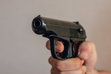 В Усолье мужчина устроил стрельбу в общественном месте - полиция его задержала