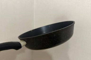 Два пакетика заливаю кипятком - и сковородка сверкает как новая: от жира и нагара не остается и следа