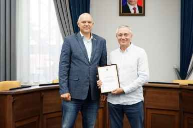 Депутат думы Иркутска Александр Квасов вручил благодарности в честь Дня физкультурника Пресс-служба думы Иркутска