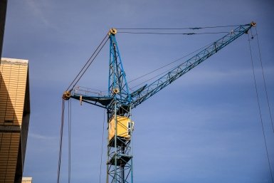 ЧП на стройке в Крыму: женщина-оператор пострадала при обрушении крана