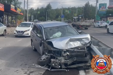 В Иркутске водитель внедорожника врезался в две машины и снес торговый павильон