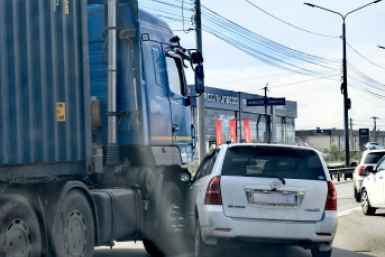 Фура подмяла иномарку на улице Трактовой в Иркутске
