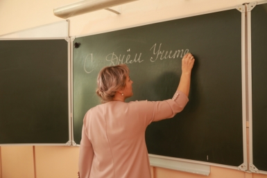 Минпросвещения пояснило, что входит в ставку учителя