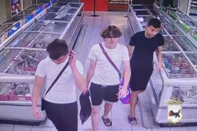 В Иркутске трое молодых людей вынесли из супермаркета шоколад на 35 тысяч рублей