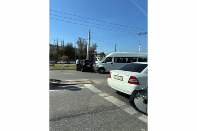 Маршрутка протаранила иномарку на Байкальской в Иркутске