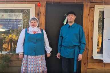 В национальных костюмах голендров пришли на выборы супруги в Заларинском округе