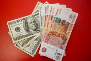 Рубль нащупал опору: нефть за $110 и ставка 14% остановили ослабление