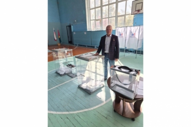 Летчик-космонавт Олег Новицкий проголосовал на выборах в Братске