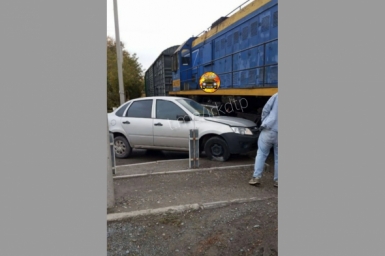 Автомобиль выехал под поезд на переезде под Ангарском