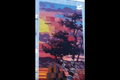 Ольхон в красках дня и ночи появился на стене дома в Иркутске
