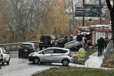 Автомобиль опрокинулся на крышу в Иркутске