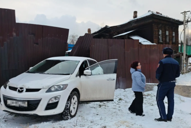 Автомобиль врезался в забор у дома на улице Борцов Революции в Иркутске