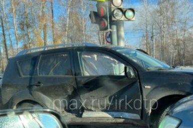 Две иномарки жёстко столкнулись под светофором на улице Безбокова в Иркутске