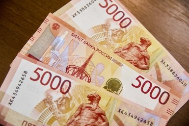 Иркутянка попыталась дать взятку приставам, чтобы спасти машину от ареста