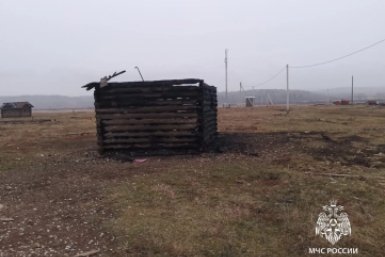 Заброшенное здание загорелось из-за детской шалости в Приангарье