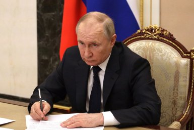 Путин обсудил с Совбезом защиту молодежи от иностранного влияния