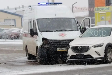 Машина "скорой" попала в ДТП на Байкальской в Иркутске