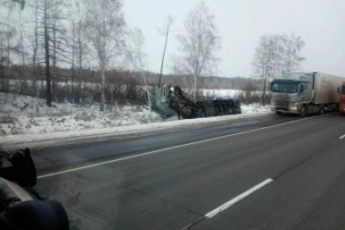 Фура перевернулась в Нижнеудинском районе